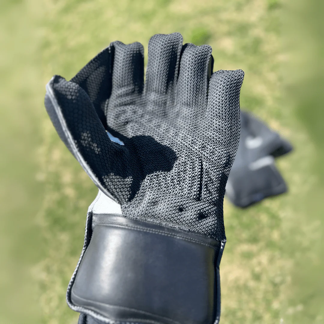 Armour Legends Black Wicket Keeping Gloves - Image 5