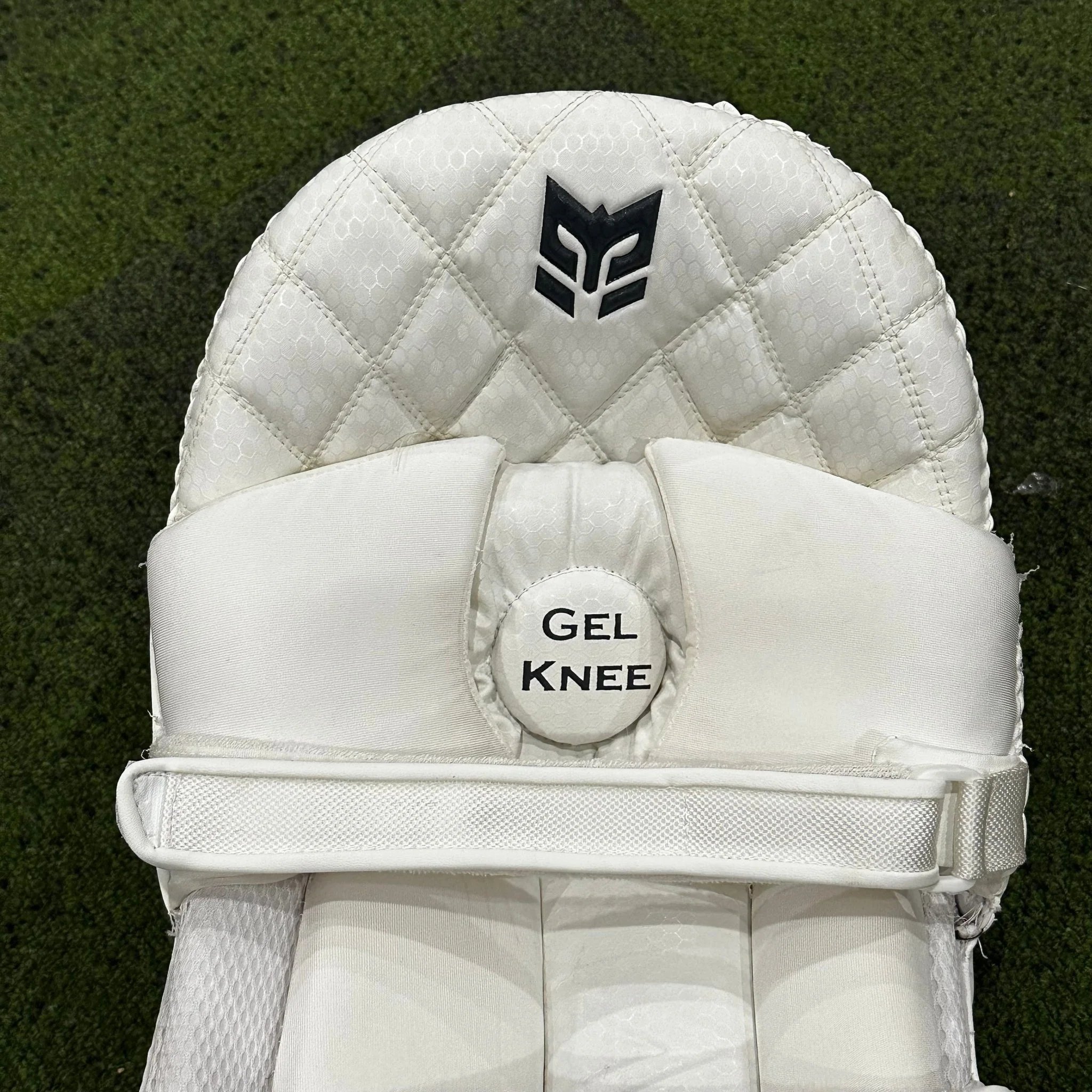 Armour Cricket Legends (Top of the line)  Batting Leg Guard with Gel Tech - Players Grade - Image 3