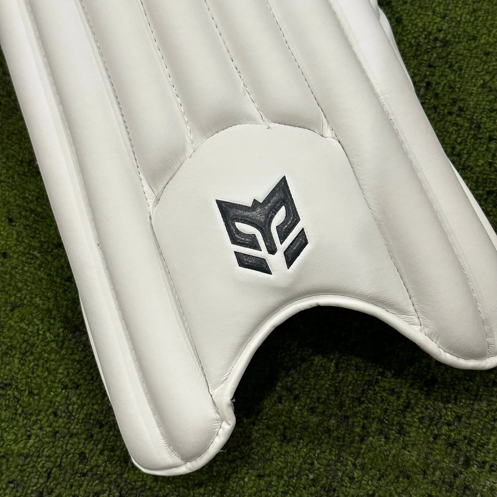 Armour Cricket Legends (Top of the line)  Batting Leg Guard with Gel Tech - Players Grade - Image 6