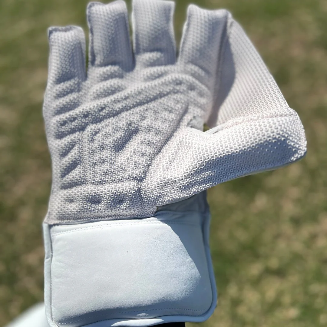 Armour Legends White Wicket Keeping Gloves - Adults - Image 3