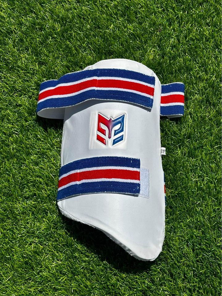 Armour Spartan Cricket Kit Bundle - Boys (Size 5) - Image 7