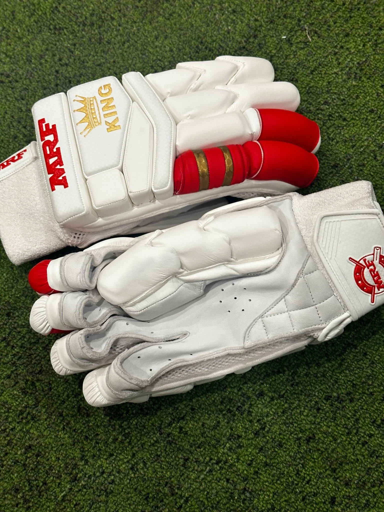 MRF The King Batting Gloves - Seniors - Image 3